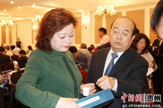贵州省人民政府副省长吴强(右)向中华人民共和国驻吉尔吉斯共和国特命全权大使杜德文(左)介绍贵州省优质农产品。 贵州省人民政府副省长吴强(右)向中华人民共和国驻吉尔吉斯共和国特命全权大使杜德文(左)介绍贵州省优质农产品。
