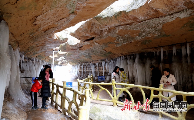 游客在毛寺村黑老锅冰窟赏景盘小美摄).jpg 游客在毛寺村黑老锅冰窟赏景盘小美摄).jpg