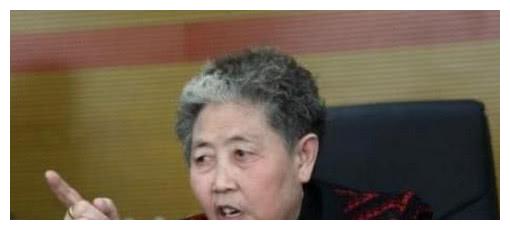 72岁“老干妈”陶华碧，门口停3辆豪车，政府送4个8车牌