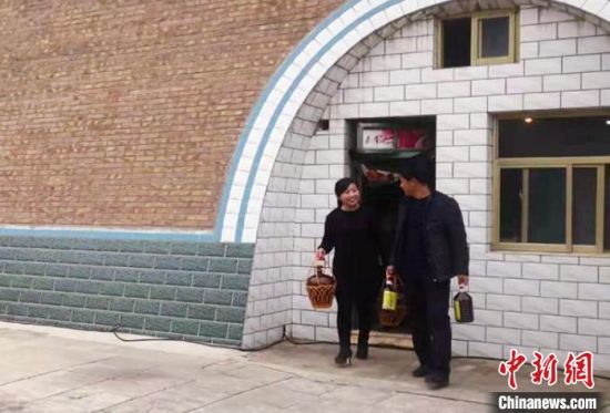 吴广平同妻子共同将黄酒发展成致富的产业。(资料图) 高展 摄 吴广平同妻子共同将黄酒发展成致富的产业。(资料图) 高展 摄