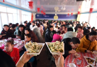 1月17日，上黄花塔拉嘎查集体过大年活动中大家一起吃饺子。本报记者刘磊摄