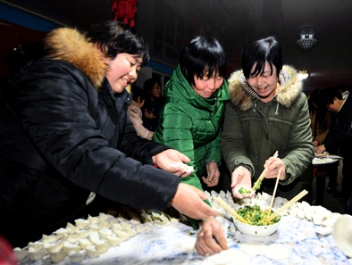 1月16日，几名妇女在上黄花塔拉嘎查集体过大年活动中包饺子。本报记者任军川摄