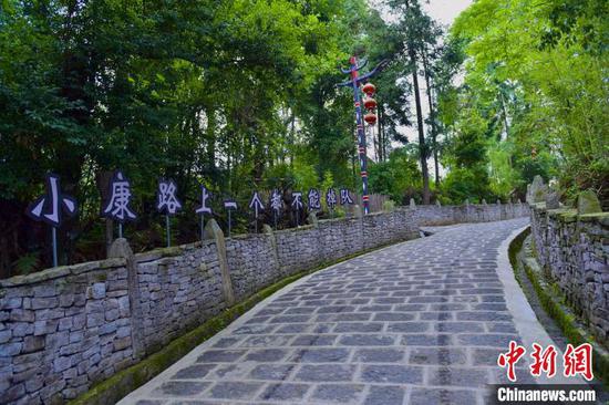 图为司莫拉佤族村中寨道路。 侯开旷 摄