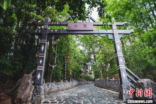  图为司莫拉佤族村中寨大门。 侯开旷 摄
