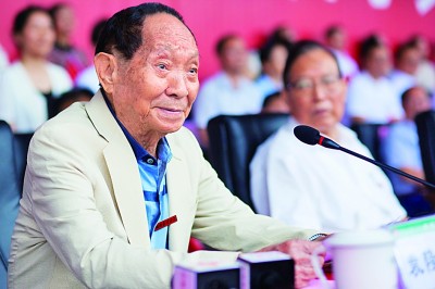 袁隆平出席湖南农业大学2019级新生开学典礼。何纲跃摄/光明图片