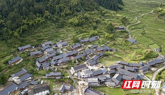  俯瞰宝瑶村。