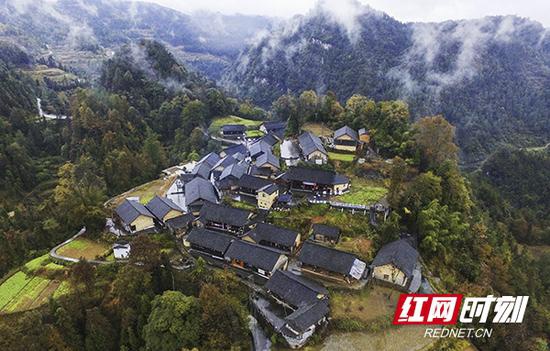 花垣县十八洞村。