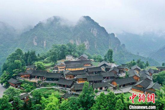 图为6月11日，航拍十八洞村。 中新社记者 杨华峰 摄