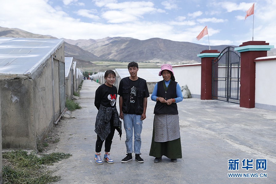格桑和她的妈妈、哥哥在园区内合影。新华网记者焦鹏摄