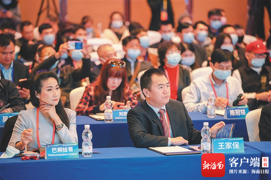 12月18日，与会嘉宾认真聆听发言。海南日报记者 袁琛 摄