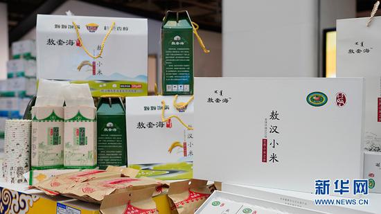 现场展销的内蒙古扶贫产品。新华网 马天龙 摄