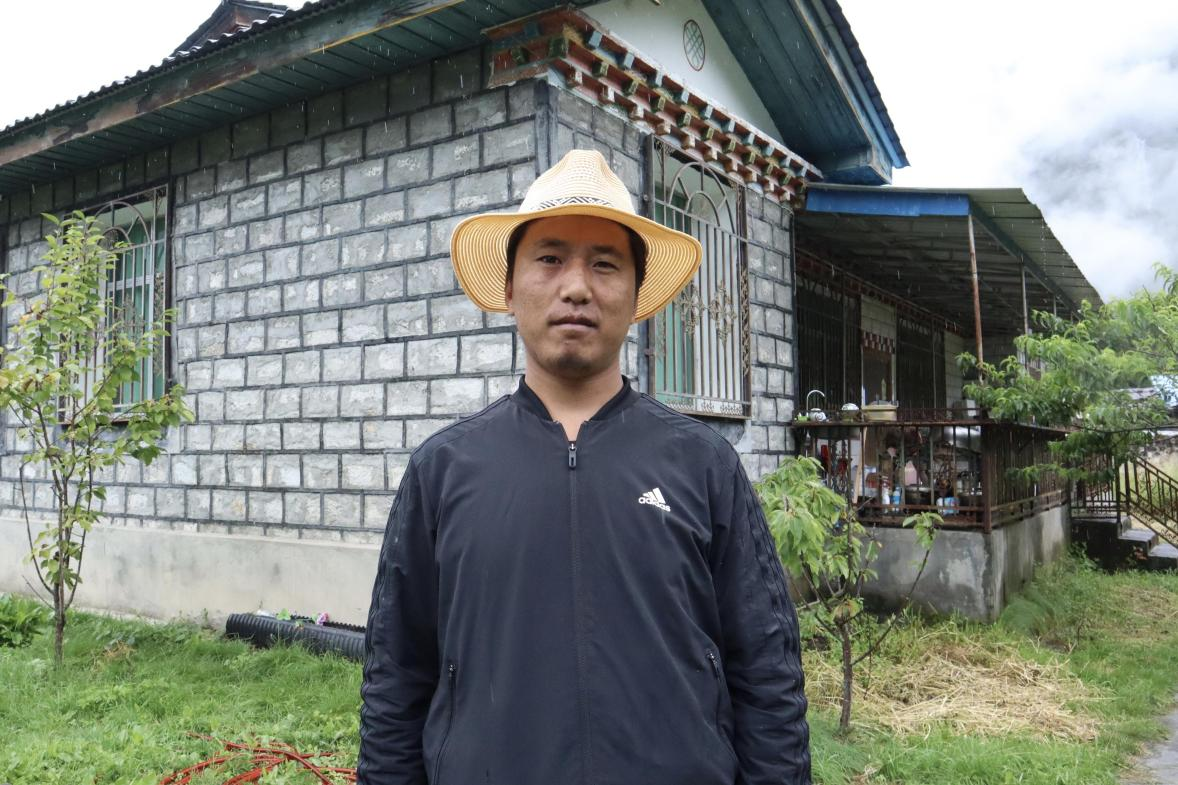 (巴卡村党支部书记尼玛次仁 央视网记者 王静远 摄)