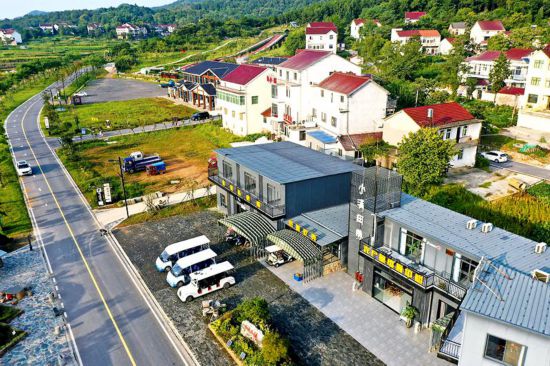 罗河镇鲍店村村民办起民宿和农家乐。.jpg