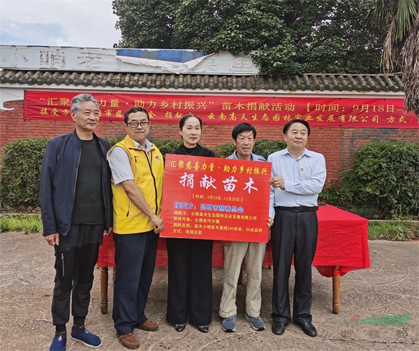 昆明市慈善总会常务副会长王玉兰（中）和崔茂善（右一）出席捐赠仪式.jpg