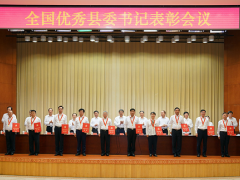  云南剑川县委书记聂金辉（右一）在剑川县弥沙乡调研时和当地群众交流（2016年4月28日摄）。新华社发