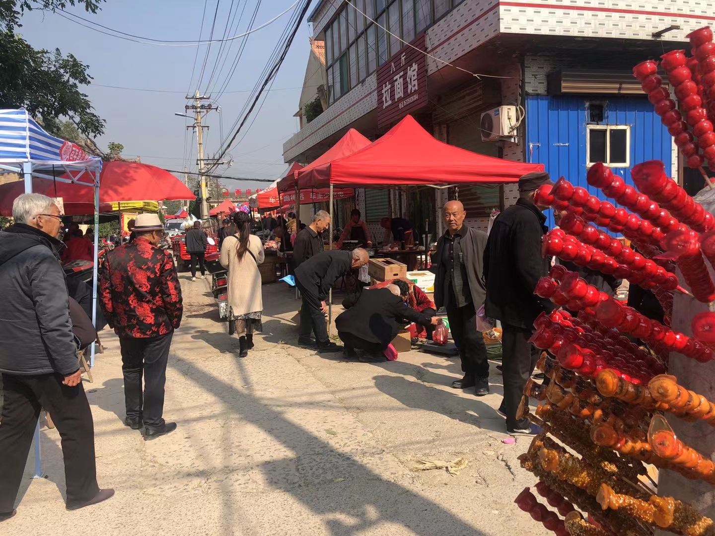 西庄村庙会,各类小摊挤满了本不宽敞的道路。受访者供图