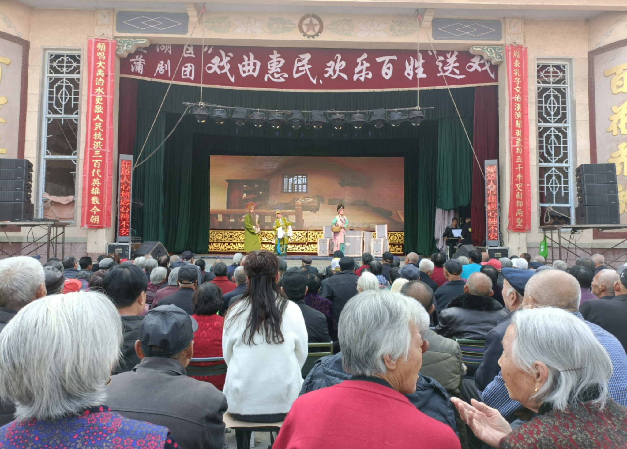 西庄戏台,台下大多是老年观众。新京报记者 吴采倩 摄
