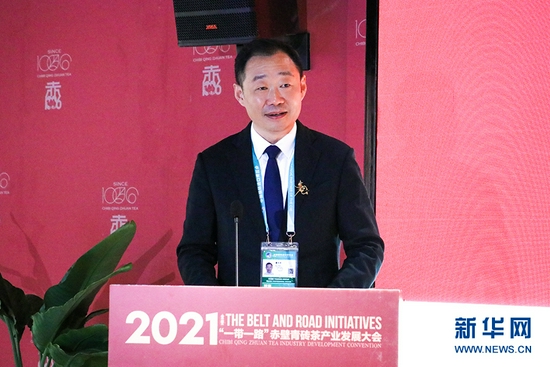 图为赤壁市委书记董方平发布赤壁青砖茶区域公共品牌VI体系。新华网发 黄河摄
