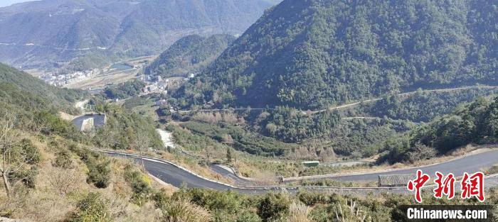 刚刚修好的通往景山村的盘山公路。 常安镇 供图