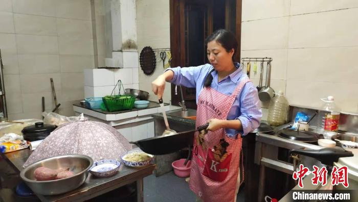 阿芬在其民宿里做饭。 钱晨菲 摄
