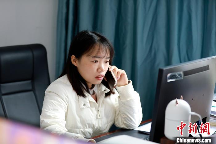 在办公室工作的杨昌碧。 杨家孟 摄
