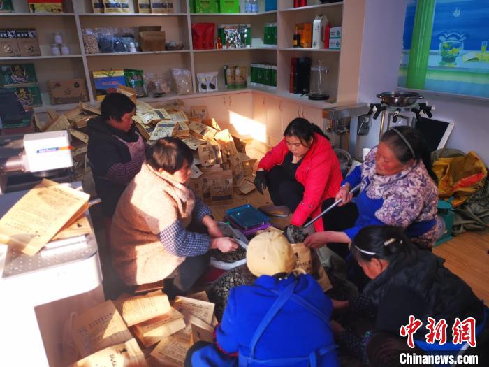 凤仪村村民在吴城敏的电商驿站帮忙打包农特产品。 受访者供图