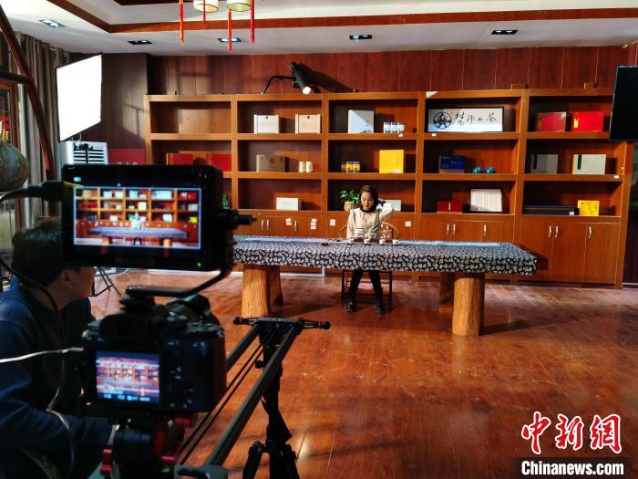 吴城敏的团队拍摄短视频。 受访者供图