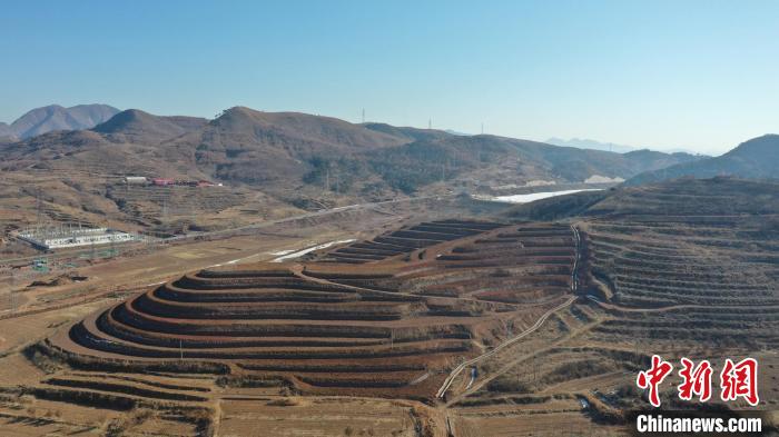图为高空俯瞰卢龙县整治的梯田。 陈建 摄