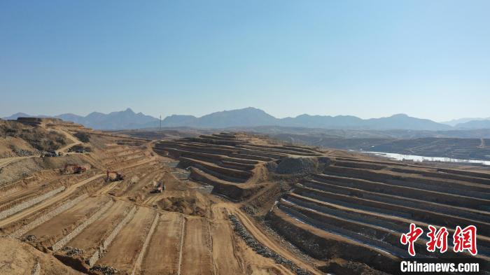 图为高空俯瞰卢龙县整治的梯田。 陈建 摄