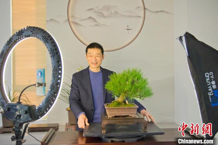 严建安直播现场。 卓璇供图