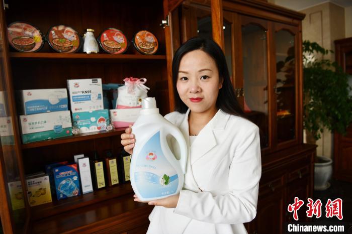 刘仙展示“雨衣妹妹”品牌全系产品。 张浪 摄