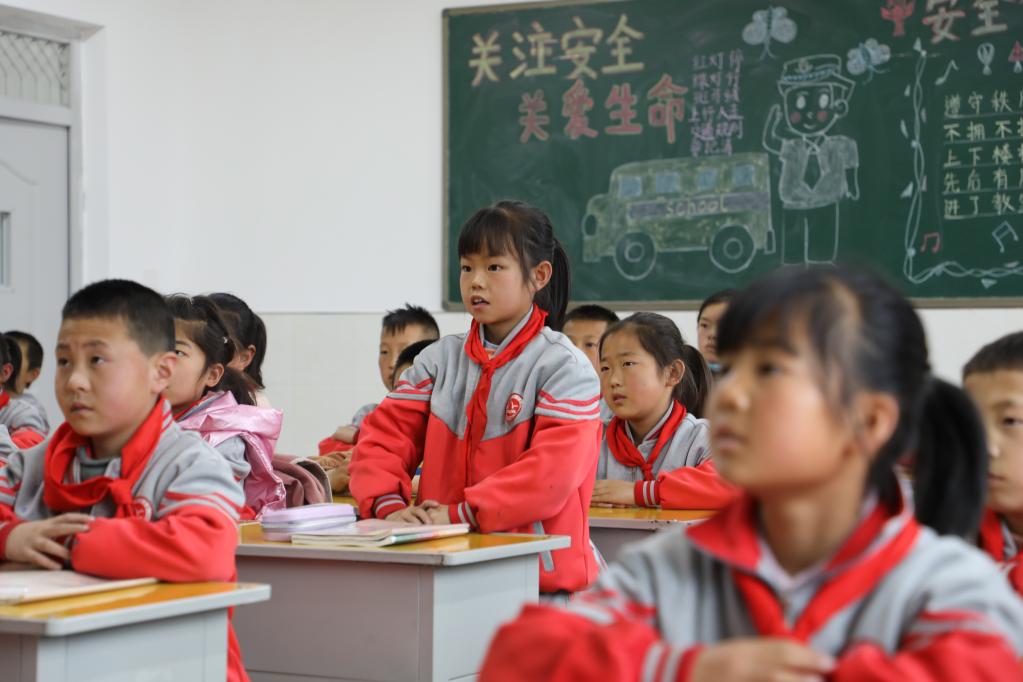 4月15日,孩子们在列宁学校新址教室内上课。新华社记者梁军摄