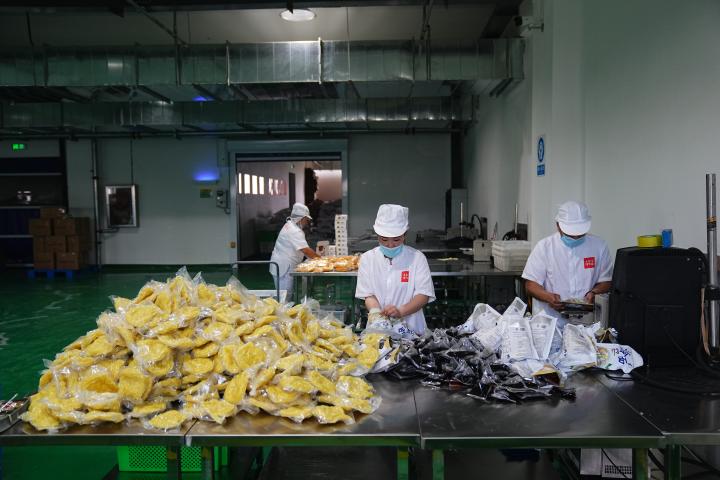梅河口市电商产业园内,一家食品加工企业的生产车间。(新华社记者许畅 摄)