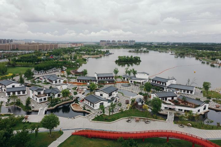 梅河口市海龙湖公园航拍画面。(新华社记者许畅 摄)