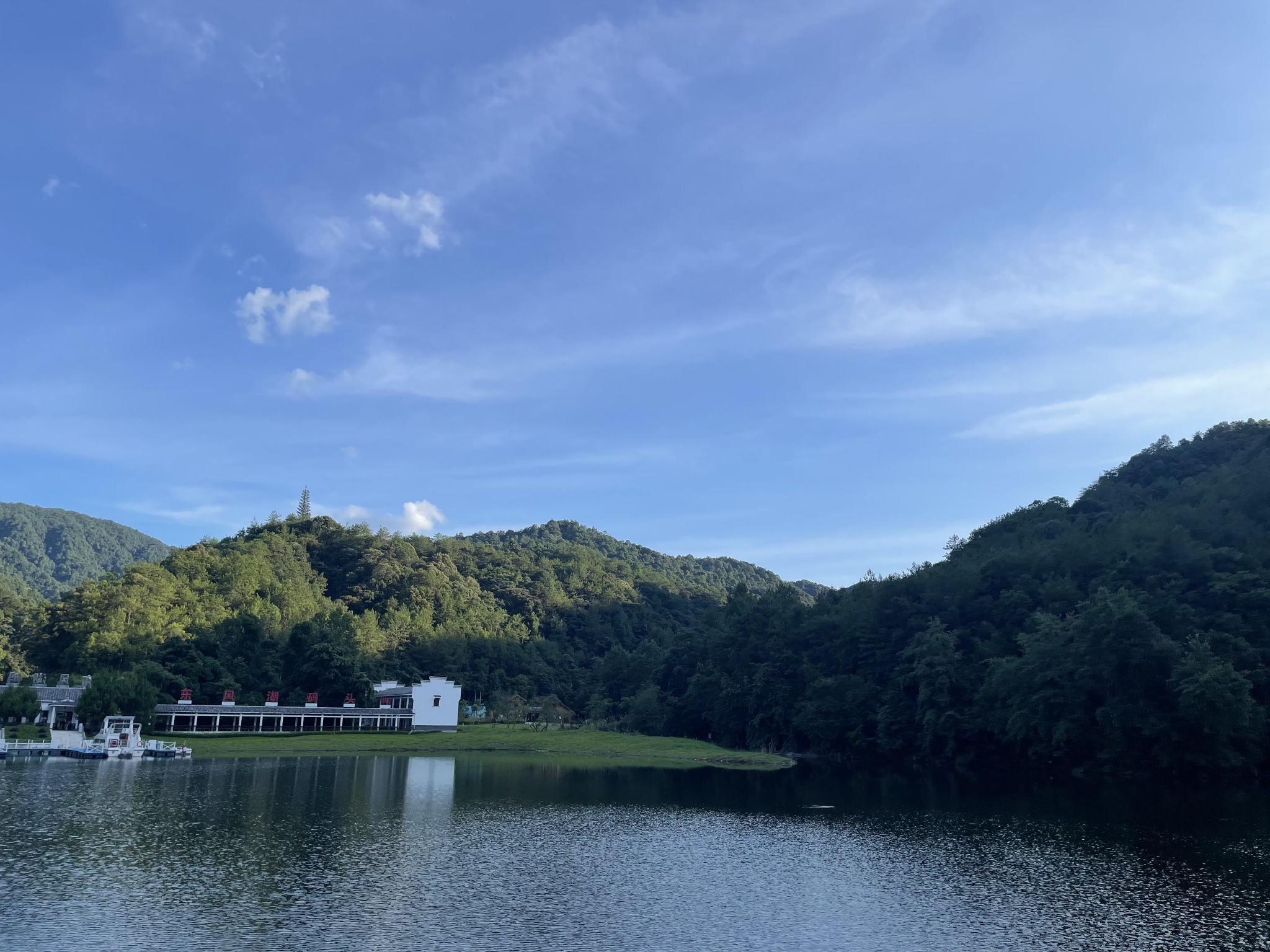 28日下午,“赣南苏区振兴发展十周年”媒体团走进三百山景区。燕燕飞 摄