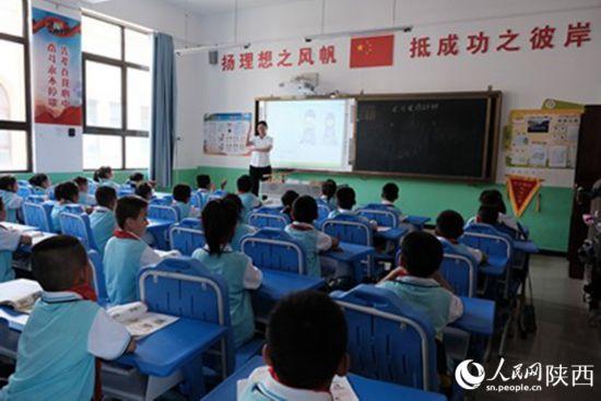 郝家桥小学学生正在认真地听课。人民网 吴超摄