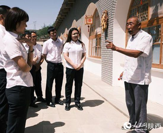 村民马兴业正在给前来郝家桥村学习的学员讲解。人民网 吴超摄