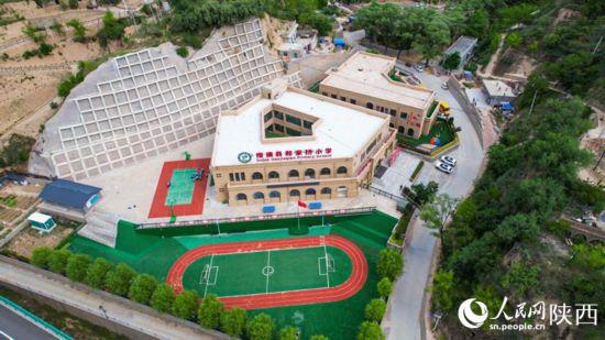 新建的郝家桥小学。人民网 党童摄