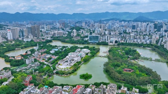  福州，全国最绿城市之一，鸟瞰西湖，宛如翡翠（央广网发 石磊磊 摄）