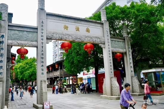  福州三坊七巷的古厝有温度、有故事，南后街牌坊已成古城地标（央广网记者 龚雯 摄）