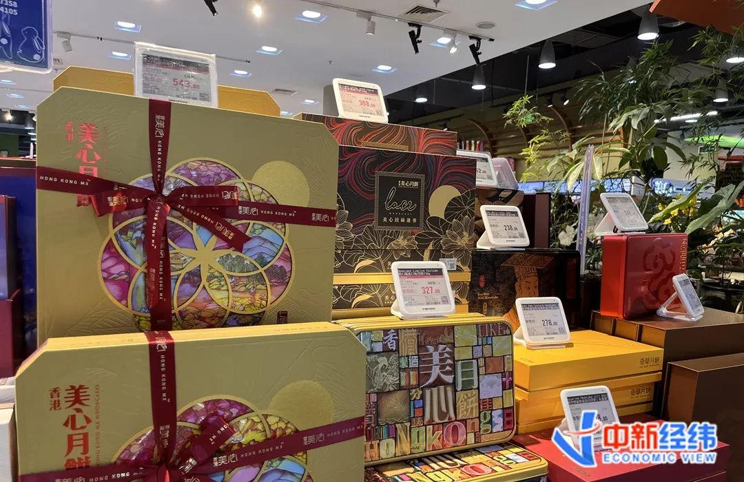 北京某超市内，美心“七星伴明月”月饼礼盒售价578元。 中新经纬 闫淑鑫 摄
