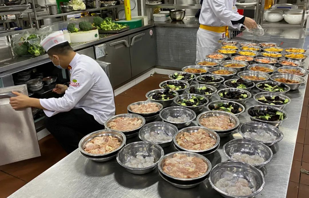 2022年1月27日,石家庄的保定会馆(裕华店)工作人员正在进行预制菜的制作。图/中新社记者韩冰摄