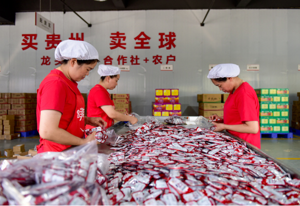 工人包装制作辣椒产品。 新蒲新区融媒体中心供图