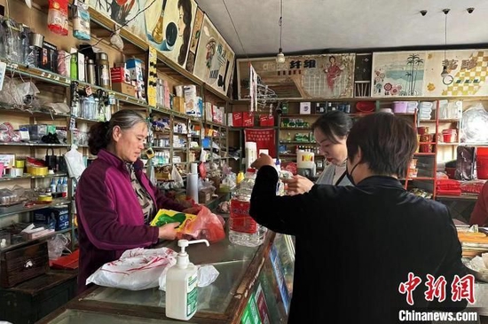 资料图:“辉石埠供销店”商店内保留着老式台秤、老算盘、老式木板宣传画等物品。 王娇妮 摄
