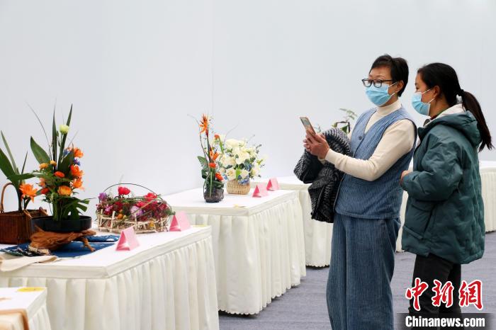 合肥市民在参观插花比赛作品。 张强 摄 合肥市民在参观插花比赛作品。 张强 摄