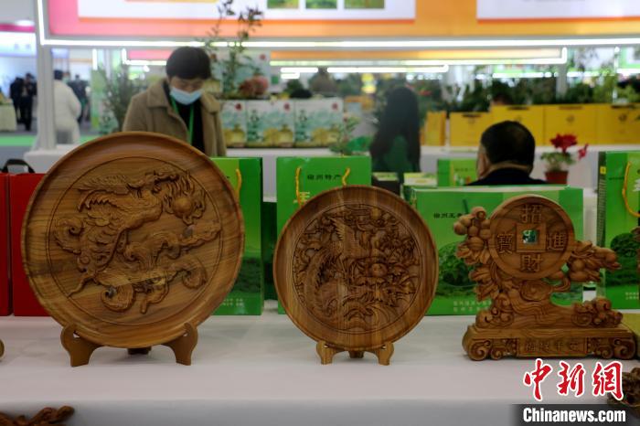 木雕展品。 陈家乐 摄 木雕展品。 陈家乐 摄