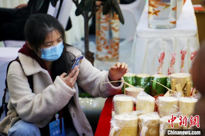 合肥市民在参观竹制用品。 张强 摄 合肥市民在参观竹制用品。 张强 摄