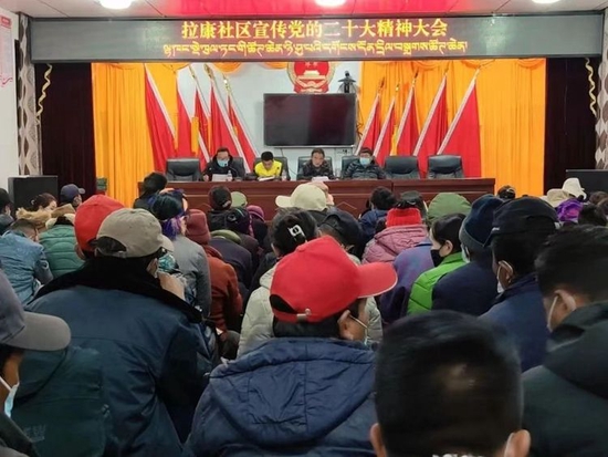  图为向群众宣讲党的二十大精神 图片来源：秘境洛扎