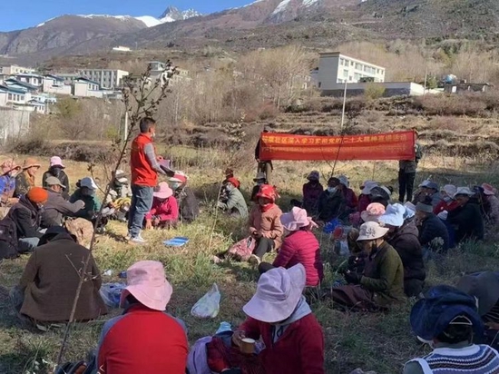 图为向群众宣讲党的二十大精神 图片来源：秘境洛扎