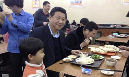 2013年12月28日，习近平在北京庆丰包子铺。（图源：新华社）
